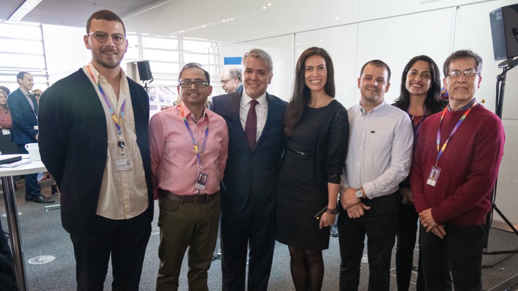 cbarraga's tweet image. RT IvanDuque "#Londres Visitar el Instituto TheCrick, donde cerca de 1.200 científicos contribuyen al mundo con sus investigaciones, es invaluable e inspirador. Queremos que el conocimiento que se produce acá, pueda ser aplicado en Colombia. #VisitaT… https://t.co/DnvPBfjZGm"