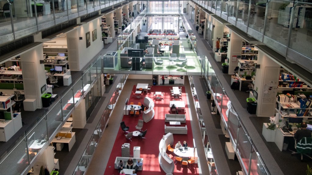 cbarraga's tweet image. RT IvanDuque "#Londres Visitar el Instituto TheCrick, donde cerca de 1.200 científicos contribuyen al mundo con sus investigaciones, es invaluable e inspirador. Queremos que el conocimiento que se produce acá, pueda ser aplicado en Colombia. #VisitaT… https://t.co/DnvPBfjZGm"
