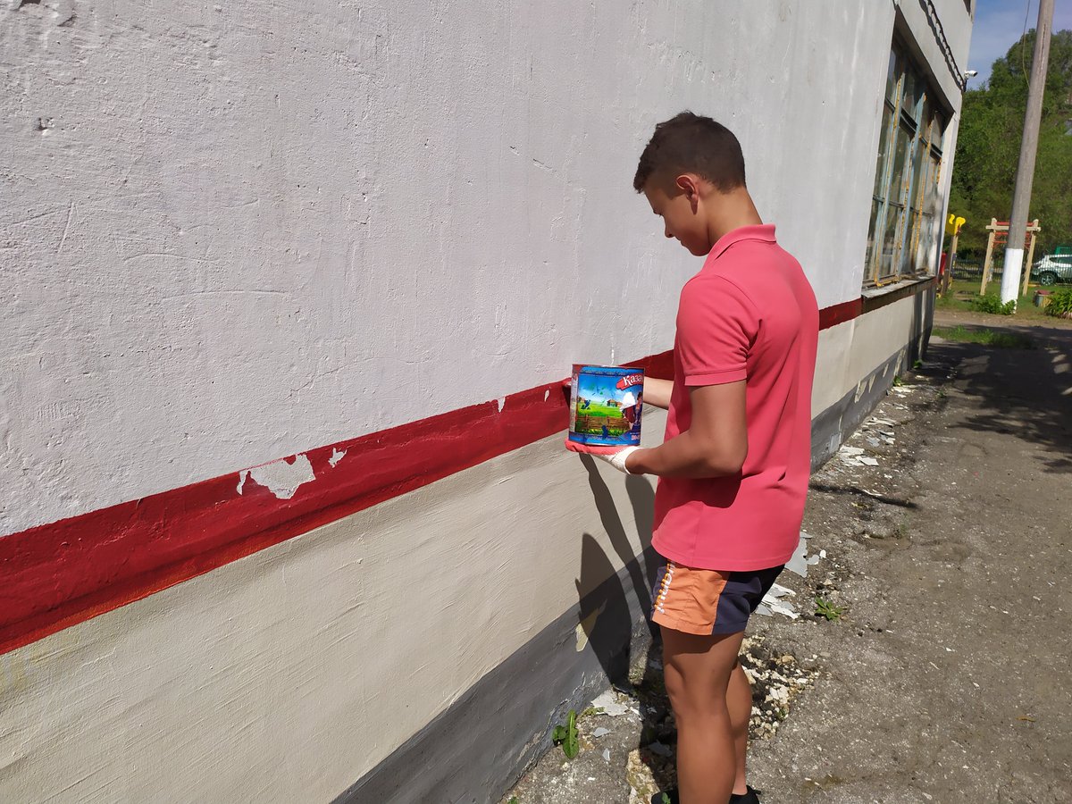 Лето в разгаре,и успеть нужно многое: удалить сухие стволы из аллеи,подготовить площадку к утреннему приёму детей, обновить фасад к новому учебному году. Но мы всё успеем,у нас есть цель!