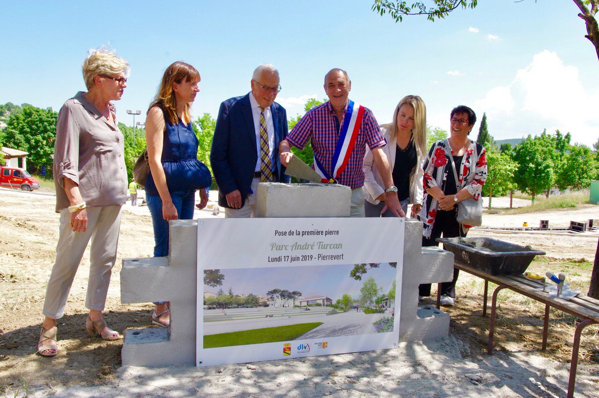 Le maire André Mille a posé, lundi 17 juin, la première pierre du Parc André-Turcan, aux côtés des partenaires financiers de l’opération: l’Etat, <a href="/DLVAgglo/">DLVAgglo</a> et <a href="/MaRegionSud/">Région Sud</a> #PACA 
Un aménagement paysager et un nouveau cœur de village, pour #Pierrevert et les Pierreverdants