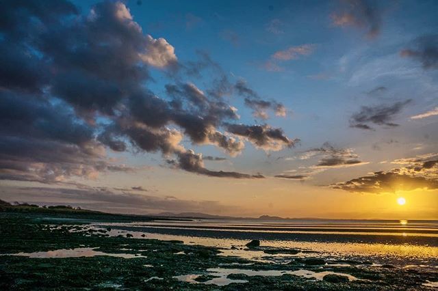 goeastlothian's tweet photo. Wow - what a great image!
@framingeastlothian - An awesome sunset over the firth! 
#scottishcollective #lothianlandscape #lothians #eastlothian #visitscotland #visiteastlothian #goeastlothian #sunset_sunrise_aroundworld #firthofforth #longniddry #ig_edin… https://t.co/rkmLLcwQmk https://t.co/eHbxXGWsqj
