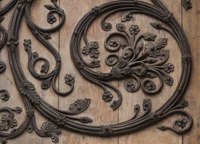HistoricIron's tweet image. SUBMIT YOUR PITCH championing a favourite piece of #ironwork for a chance to speak at the @V_and_A in the 10-minute champions slot at our 'Forging Ahead' Conference. More details here: nhig.org.uk/10-minute-cham… (door hinges on Notre Dame Cathedral by way of inspiration)