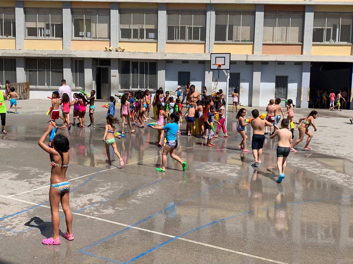 escolaSRC's tweet photo. Avui els nens i nenes de Cicle Inicial han gaudit de la Festa de l'Aigua! Amb mànegues, pistoles d'aigua, cubells, tovalloles... però sobretot amb moltes ganes de passar-ho bé, tant grans com petits gaudeixen dels últims dies d'escola. #jocs #aigua #festa @LHEDUCACIO #calor https://t.co/9GKUEcb2oj