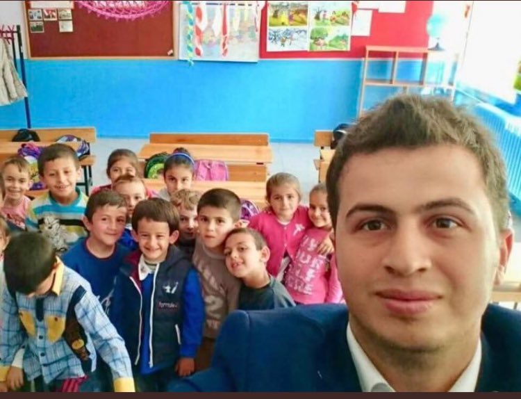 ankaraebf's tweet photo. 2 yıl önce bugün.

Kaçırıldı,
İşkence gördü,
Şehit edildi,
23 yaşındaydı,

Şehit Öğretmen Necmettin Yılmaz’ı saygı ve rahmetle anıyoruz. https://t.co/OHWmbsVo1c