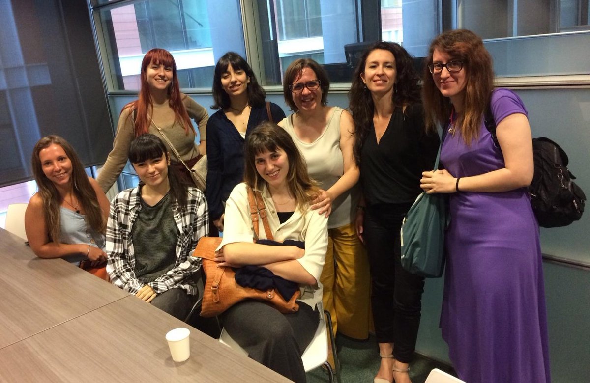 Master_Prod_Bcn's tweet photo. Nuestras alumnas en la sesión con Manola Novelli, responsable de ventas de Pluto Films, agencia de ventas asentada en Berlin y especializada en la venta de derechos de largometrajes de ficcion de autor #mpcbcn #derechosdecine #produccion #distribucion #aprenderconprofesioanles https://t.co/jprnyx21Sz