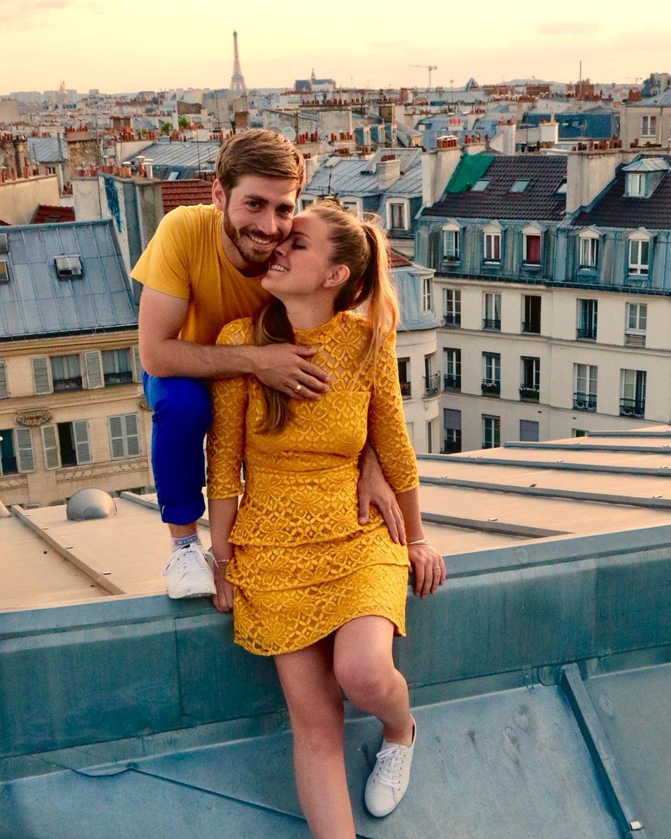 PasSiSeul's tweet photo. Clairie : Tu t'es lâché sur l'after shave !😏
Antoine : "osef" Ils remarqueront rien sur la photo 😁

Premier teaser dans 2 jours, avec une nouvelle à vous annoncer ! 
Une idée ? ✨☘️🌍 .

#PasSiSeul #Paris #YouTube #VIDEO #videoclip #teasing
#TuesdayThoughts https://t.co/8YRBYWXfXf