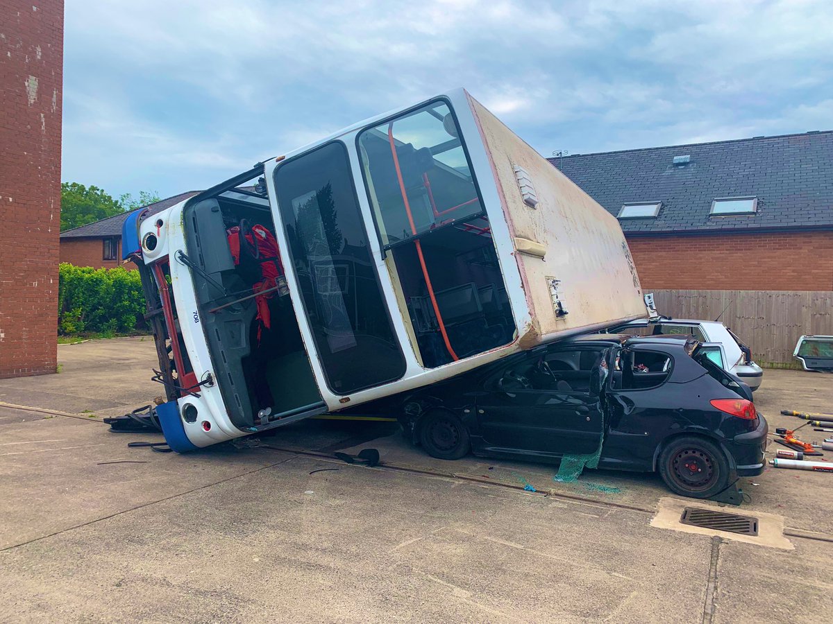 markkift's tweet image. It’s Blue Watch on duty today. Practicing stabilisation and rescue techniques, using our rescue tender and rope. #Paratech #holmatro @SWFireandRescue @GPCIHJones @GriffithsJECtrl #TeamSouthWales #ops