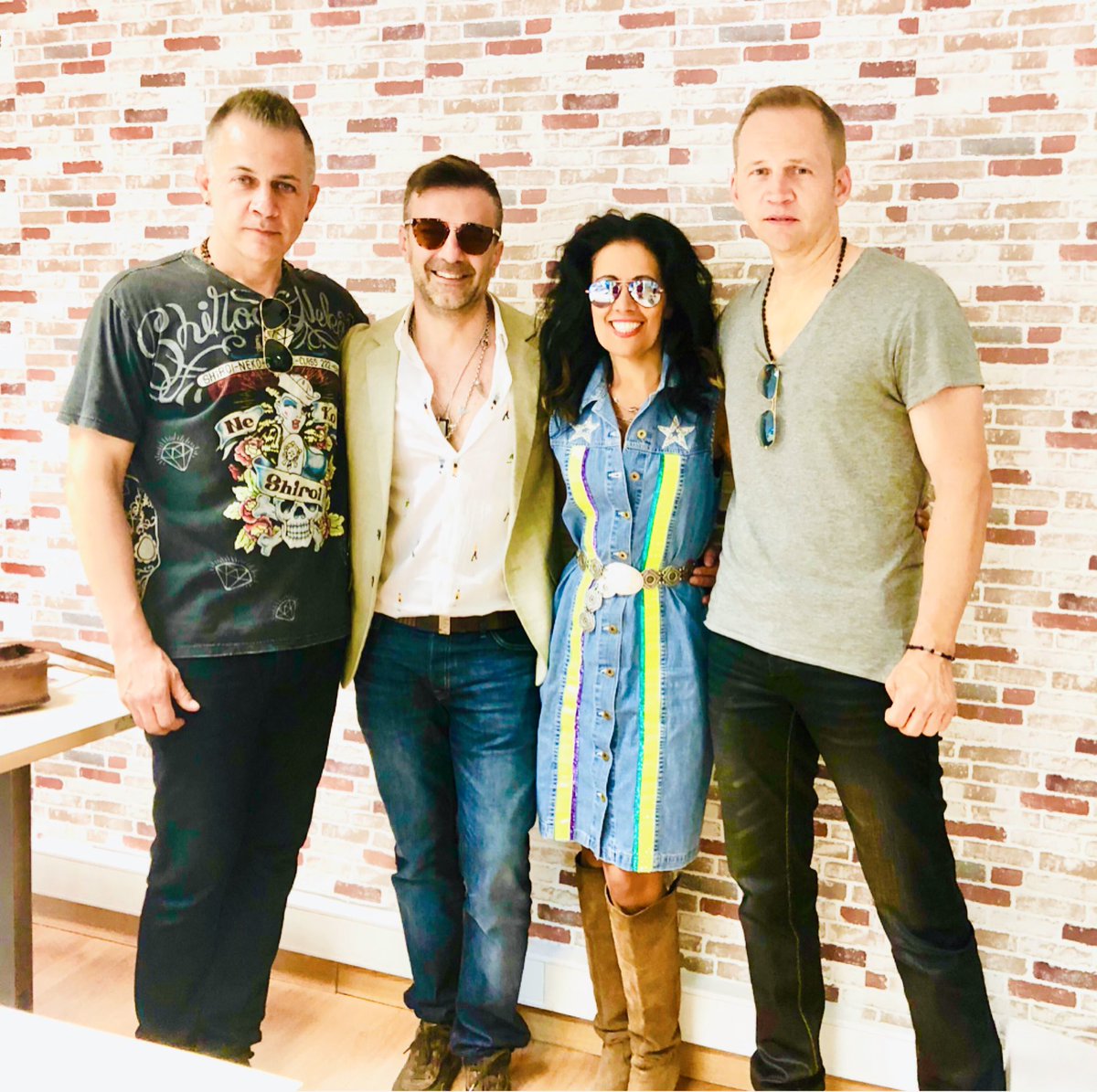AmisPeligrosas's tweet photo. Día de promo con nuestros compañeros y artistas @Platon_Oficial y disfrutando con nuestra compañía discográfica @SonograndMusic 
Felices 😍.
⠀⠀⠀⠀⠀⠀⠀⠀⠀
#DiaDePromo #musica #amistadespeligrosas #PactoDeSal #amorqueentiende #photooftheday https://t.co/NMrBXTeMDs
