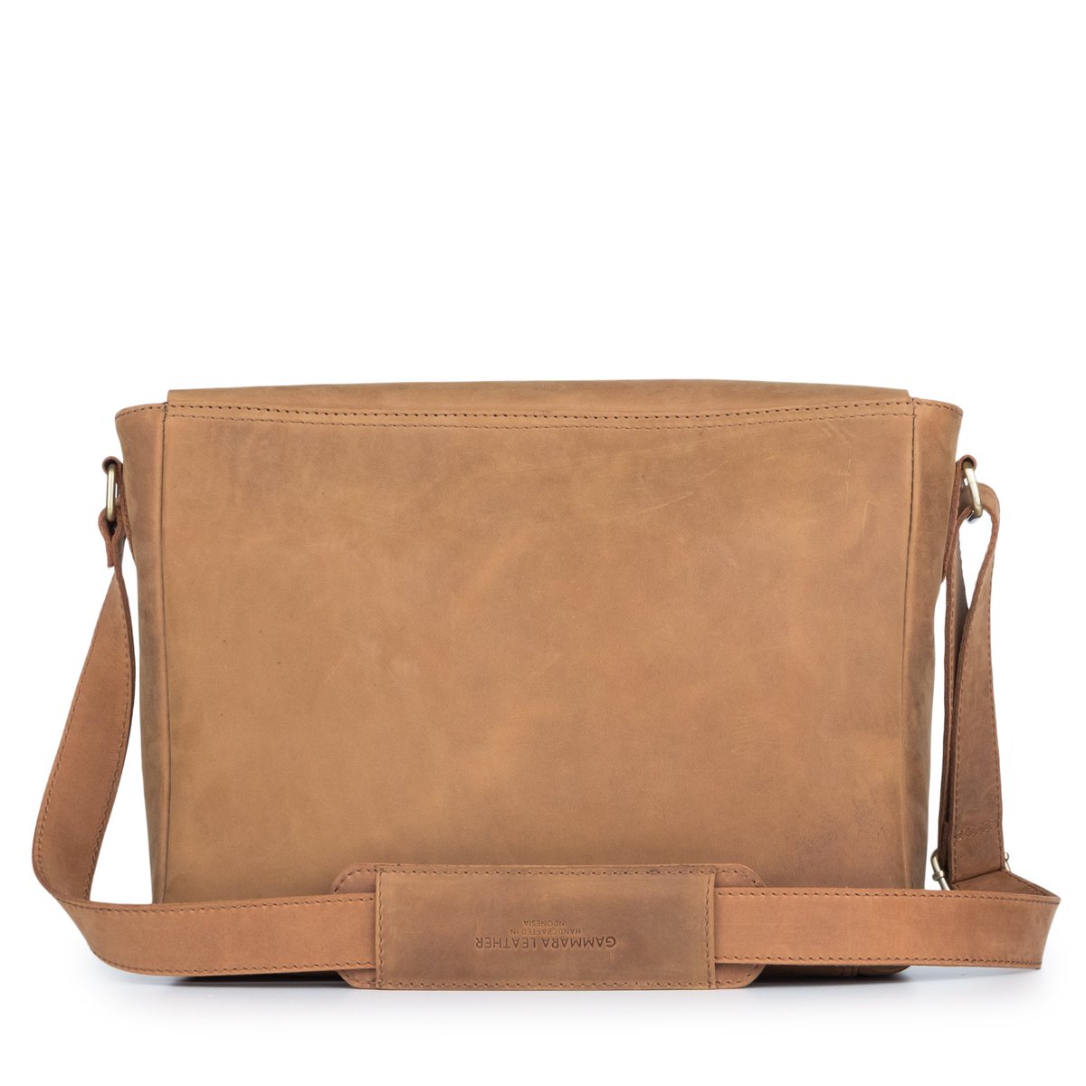 gammaraleather's tweet photo. Kalosi by #GammaraLeather is especially designed to fit your laptop (up to 15 inch). With its padded compartment, your laptop is securely in place. Now you can go to work or school in style! 
Price: Rp1,800,000
Size: 34 x 26.5 x 9 cm

Order at @citosjakarta, Tokopedia &amp; Shopee. https://t.co/euG3eVJuHe