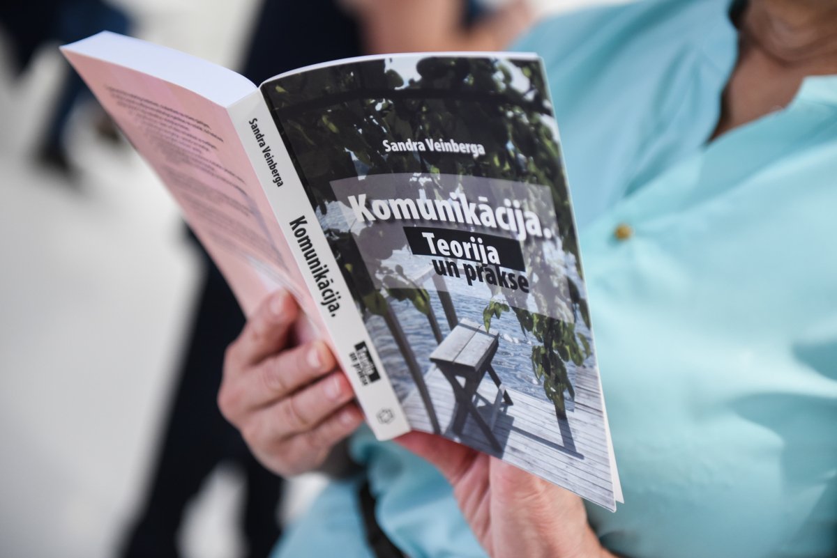 Šodien nogādāju vairākus savas jaunās grāmatas eksemplārus <a href="/ApgadsJumava/">JUMAVA</a> grāmatnīcai Liepājā. Zivju ielā. Priecājos, ka lasītāji taujā un prasa.