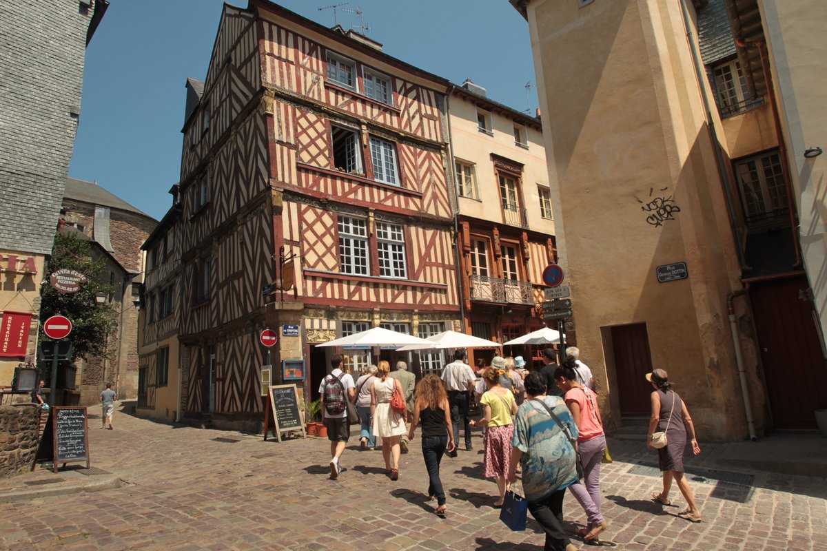 LaurentRiera's tweet photo. Transat en ville à #Rennes (6/07 > 24/08) 
✔️ 30 concerts gratuits 
✔️ 8 cartes blanches (Ballade avec Brassens, @TransMusicales, @assobug...)
✔️ 6 spectacles jeune public
✔️ des visites insolites avec @tourisme_rennes 
✔️ Instagram @festivaltransatenville
https://t.co/PBa5Kxtg18 https://t.co/LUp6ODMSbl