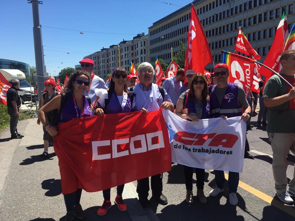 CCOO's tweet photo. Manifestación en Ginebra por un nuevo contrato social. Ante la declaración de la Conferencia de la OIT en su Centenario. #ILCDemo #OIT100
https://t.co/lOFlH6Nlbc https://t.co/hsL2aqG5K5