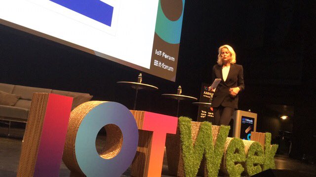 #IoTWeek2019 giver stof til eftertanke. CEO Marianne Dahl fra Microsoft spørger, om teknologien er ved at være et punkt, hvor udviklere måske skal tage en it-version af Lægeeden om at “do no evil”.