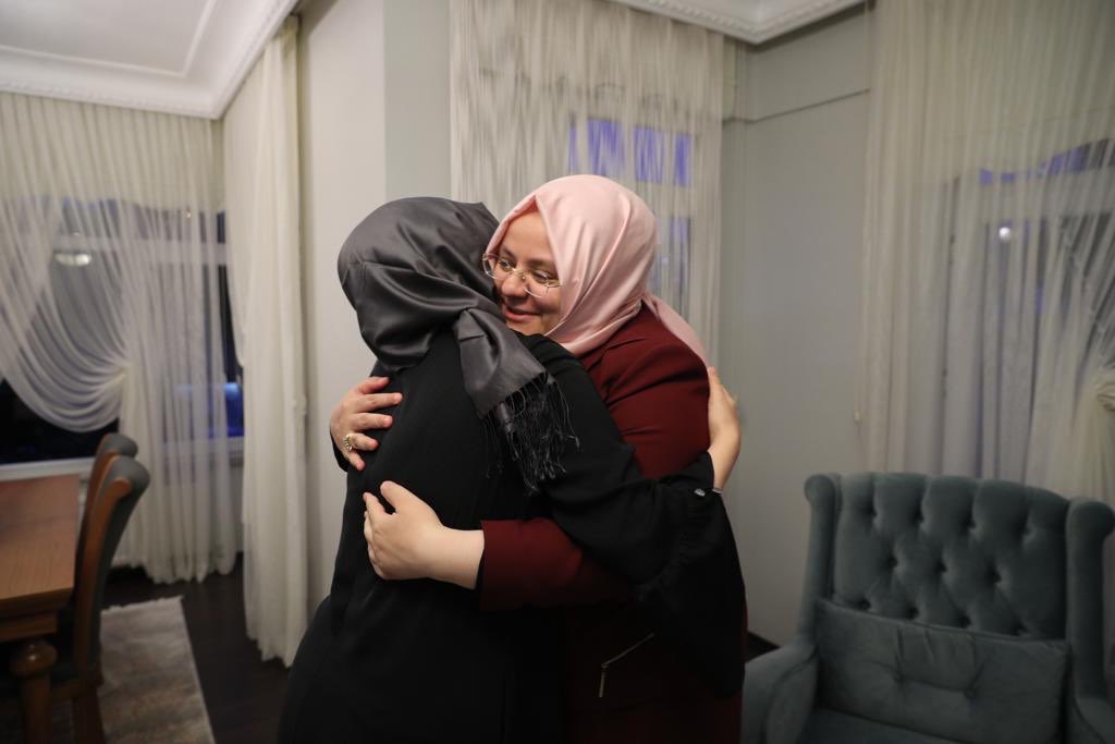 ZehraZumrutS's tweet photo. 15 Temmuz gazimiz Çengelköy muhtarı Can Cumurcu, her zaman kol kanat gerdiği mahallesini o gece de darbecilere teslim etmedi. Şükür ki böyle muhtarlarımız var. https://t.co/VgoyPDIbai