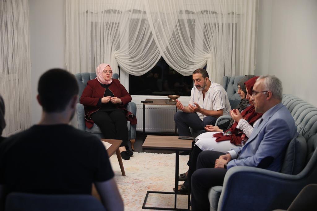 ZehraZumrutS's tweet photo. 15 Temmuz gazimiz Çengelköy muhtarı Can Cumurcu, her zaman kol kanat gerdiği mahallesini o gece de darbecilere teslim etmedi. Şükür ki böyle muhtarlarımız var. https://t.co/VgoyPDIbai