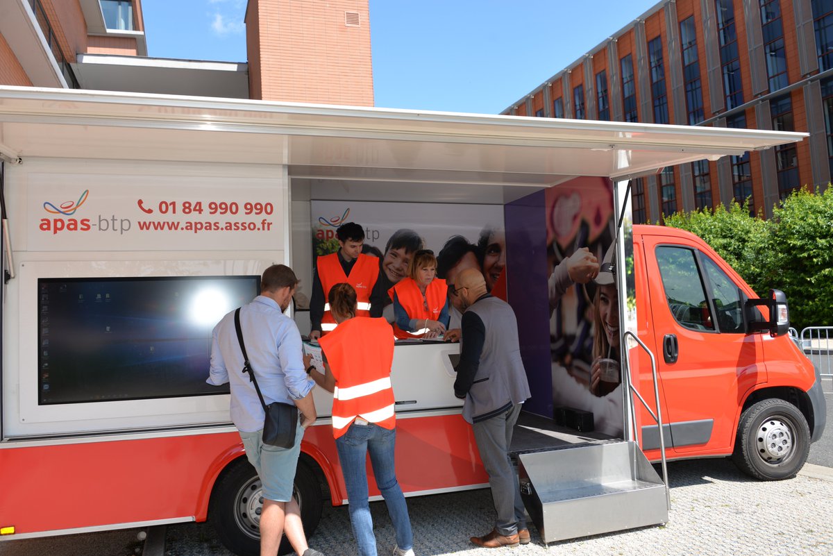 APASBTP's tweet photo. Troisième arrêt pour notre point de contact mobile ➡ samedi, nos équipes étaient présentes lors de la fête des familles de @VINCI ! Un grand merci pour leur accueil. #BTP #pointdecontact https://t.co/LTiwOdN7Ek