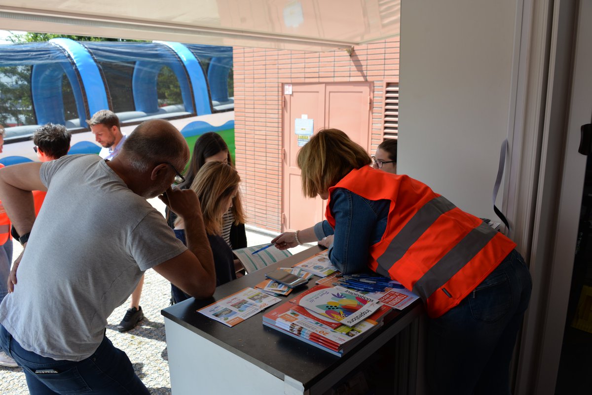 APASBTP's tweet photo. Troisième arrêt pour notre point de contact mobile ➡ samedi, nos équipes étaient présentes lors de la fête des familles de @VINCI ! Un grand merci pour leur accueil. #BTP #pointdecontact https://t.co/LTiwOdN7Ek