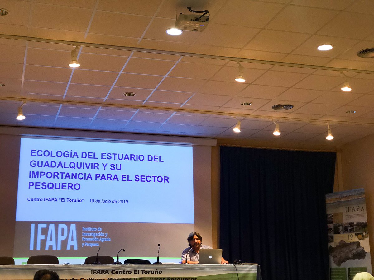 galpa_cadiz's tweet photo. 👌🏻Muy interesante la Jornada de difusión de resultados organizada por @IfapaJunta. 👨🏻‍🔬El investigador @vilasfercesar (IFAPA-Toruño) presenta el proyecto Ecología del Estuario del Guadalquivir y su Importancia para el Sector Pesquero 🐟 https://t.co/l2x9wTthxN