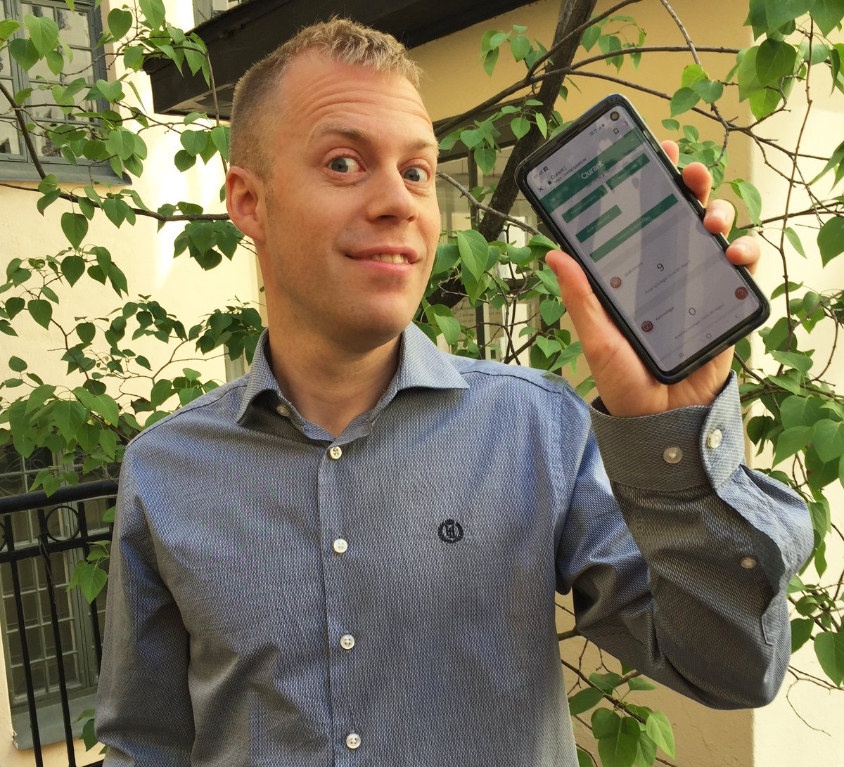 Nu har vi fått en ny fin design på vår mobil app för sjukanmälan. Och det är Pär vår bästa utvecklare som har fixat det. Det är han som ser till att önskemål på nya funktioner från våra användare blir verklighet.