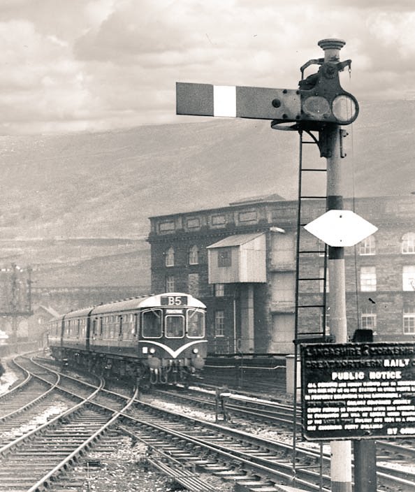 RailwayCentral's tweet image. #Class110 "Calder Valley" #DMU entering #Halifax Station with the #Bradford-#Penistone Service May 1961.... Note the #Lancashire &amp;amp; #Yorkshire #Railway titles painted out.... 📸#DavidGreen.... @RailwayCentral