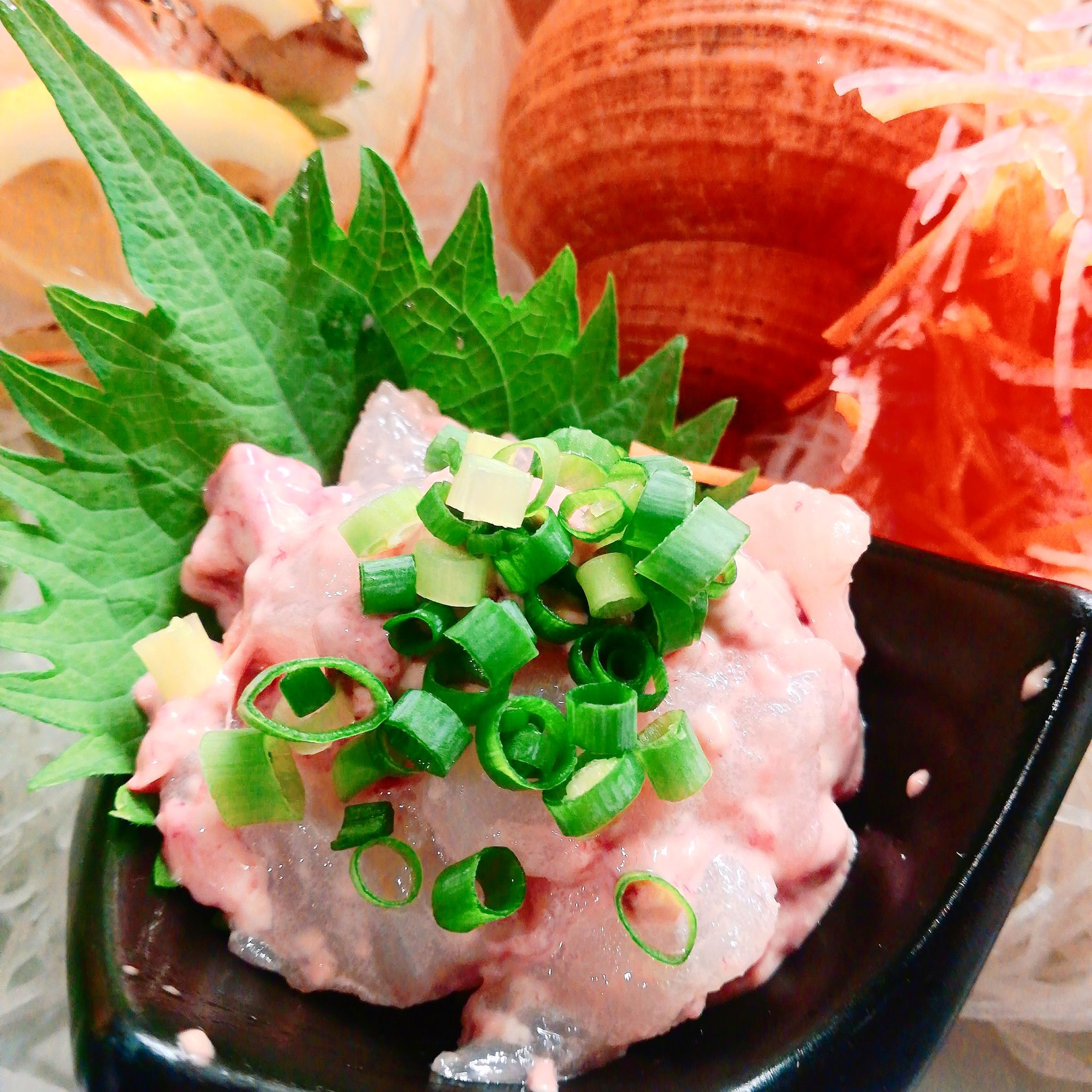 能登美新橋2号店 能登七尾産 直送 カワハギの肝和え 780円 鮮度 のカワハギの淡白な身と 対照的なトロトロ肝 口の中に幸せが広がります カワハギの肝和え専用に能登より取り寄せた少し甘めのお醤油に 薬味のネギを添えてお召し上がり