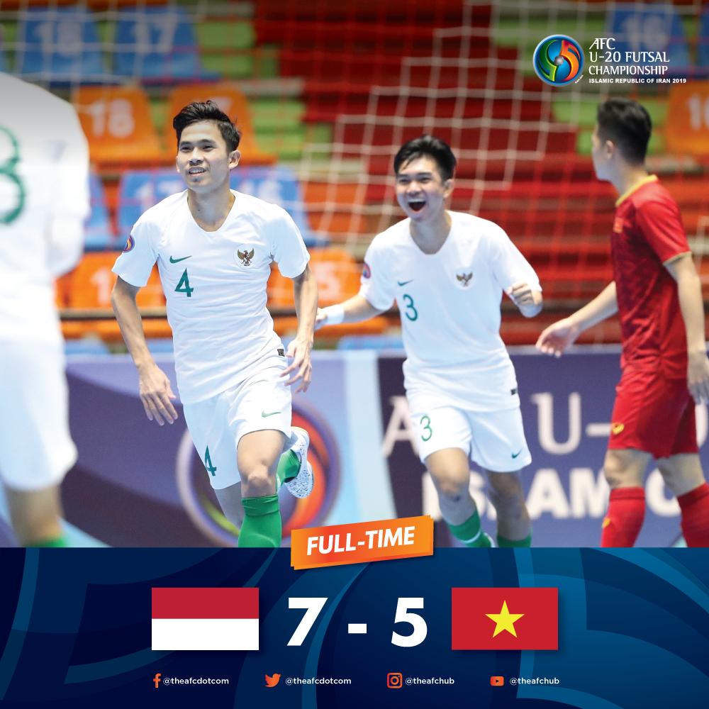 theafcdotcom's tweet photo. FT: IDN 🇮🇩 7 - 5 🇻🇳 VIE

Indonesia survive a late Vietnamese revival to defeat their Southeast Asian rivals and seal a place in the #AFCFutsal2019 semi-finals! https://t.co/vRX72fMu3b