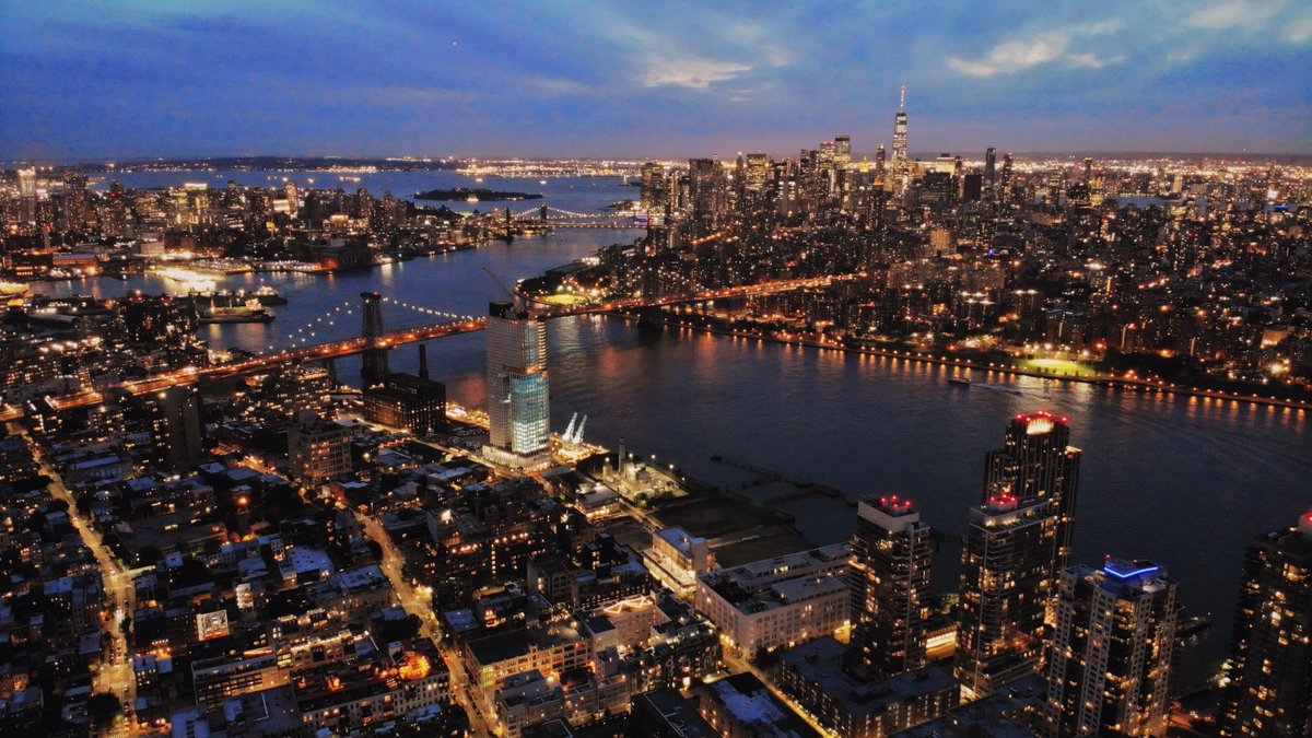750ft above Williamsburg, New York. Shot with Mavic Air. 

#williamsburg #newyork #drone #mavic #mavicair #dronephotography #dronestagram #Brooklyn #sunset #evening #manhattan