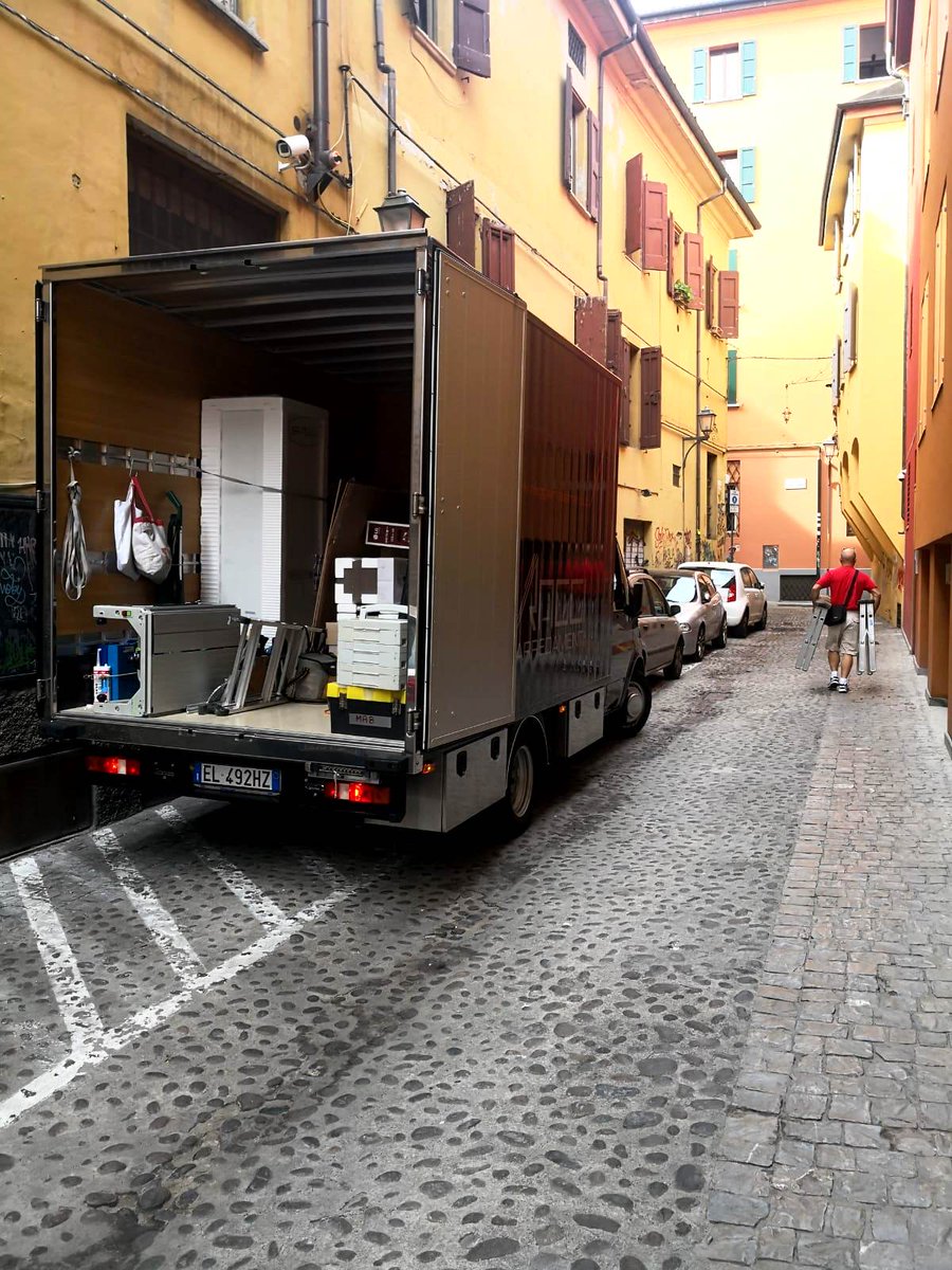 RaggiArreda's tweet photo. Nonostante il caldo 💥 stiamo arredando un altro appartamento in pieno centro a #Bologna, il nostro camioncino e il team #Raggiarreda sempre in attività in questo periodo per le consegne estive, prima di agosto! 😅 #arredi #MadeinItaly https://t.co/gZMdlOmxuL