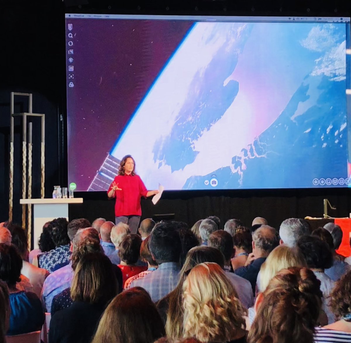 In een bomvolle zaal opent Marjolijn van Heemstra ‘Climate Proof The Region’ op #WMTC19. Op zoek naar samenhang en toekomstperspectief. Een veel belovende start!

Over de hete zomer ‘18, over “missie buurman Bob”, over Stewart Brand🌍, over de hartekreet van Wubbo Ockels.