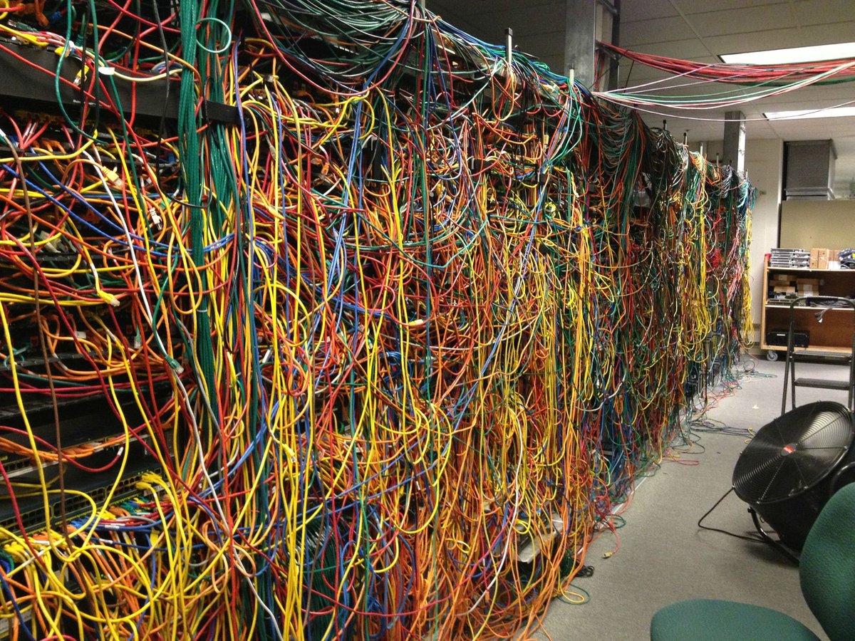 OakfordUK's tweet image. ''Re-patch all of the server cables'' #SixWordHorrorStory 😱😱😱
- The story of an IT Technicians worst nightmare!
#ITSupport #ITSupportProblems #HorrorStory #Nightmare