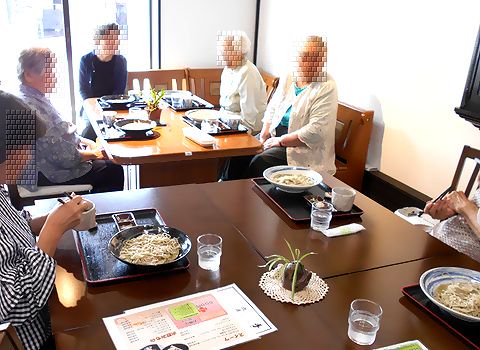 vNeUigmDIfBUNYi's tweet photo. 昨日、近隣のお世話になっている方をお招きして試食会を開催致しました♪そして本日プレオープン迎え、多くの方に打ち立てのお蕎麦をご賞味頂けた事、職員一同感謝致します。お蕎麦は火曜日と水曜の二日間限定ですが、他の曜日も新メニューに親子丼、木の葉丼などが加わりました♪ https://t.co/15Jwp6LJhC