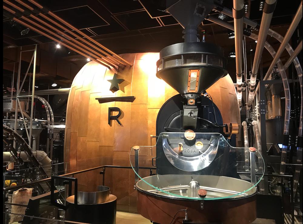 Kegaretail's tweet photo. Retail Bite | Starbucks Roastery is hét bewijs dat de consument anno nu maar al te graag bereid is om te betalen voor een indrukwekkende retail experience. Benieuwd hoe ze dat doen? Lees dan snel verder: https://t.co/lJJW8ASSlr #takingretailfurther #retailinspiratie #starbucks https://t.co/o36J7r353j