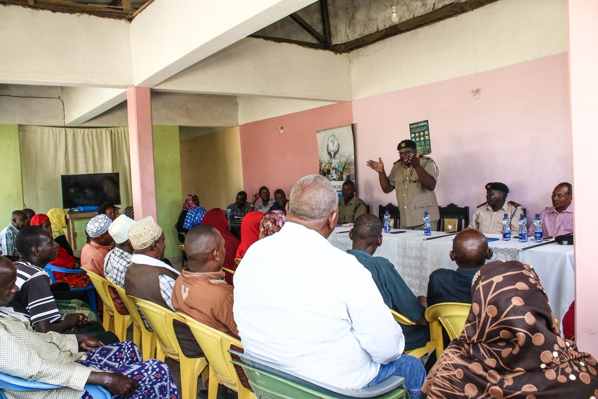 actionlife_Ke's tweet photo. Mr.  Kanyiri - Lamu County Commissioner during a dialogue forum with headers, Farmers he emphasized on cohesion among people of different tribes also he talked about Education . Facilitated by @KYBI_ke in partnership with @tendasasa  Funded by @USAID @SahaDume @rnzingo #SCORElamu https://t.co/yExJHHdE0E