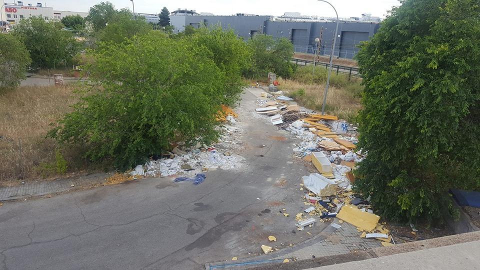 IMPULSAGETAFE's tweet photo. Hemos presentado un escrito en el @aytogetafe para que proceda a ordenar a la Entidad de Conservación competente que retire estos vertidos de la calle Alfonso Benavente, en el polígono de San Marcos #Getafe https://t.co/PcCjduz50r
