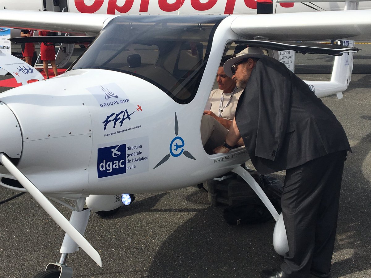 AgenceOzelys's tweet photo. [#SIAE19] Les interviews se poursuivent pour l’#avionélectrique #AlphaElectro. Interview pour @journalaviation de Jean-Luc Charron, Président de la @FFAeronautique. #PAS19 #SalonDuBourget @DGAC @pipistrelEU @GroupeADP @AirFranceKLM https://t.co/3Gp2IfXm1a
