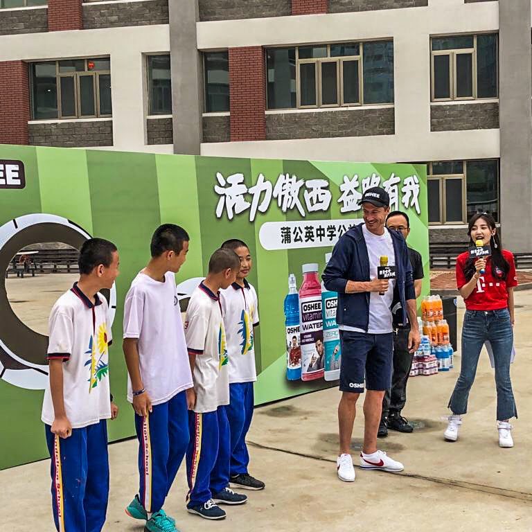 OSHEE_OFFICIAL's tweet photo. OSHEE &amp; @lewy_official China Tour 🇨🇳 Naszą wizytę rozpoczęliśmy odwiedzając dzieci z pekińskiego sierocińca 🥰🤗 https://t.co/ncoBqaCisU