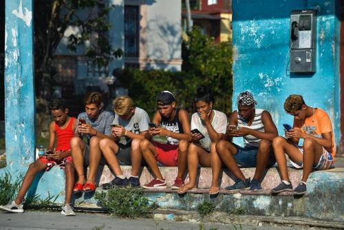 CUBA : les tarifs d'accès à Internet sur smartphone peuvent atteindre le salaire mensuel moyen D9VQMQ0X4AEArXk