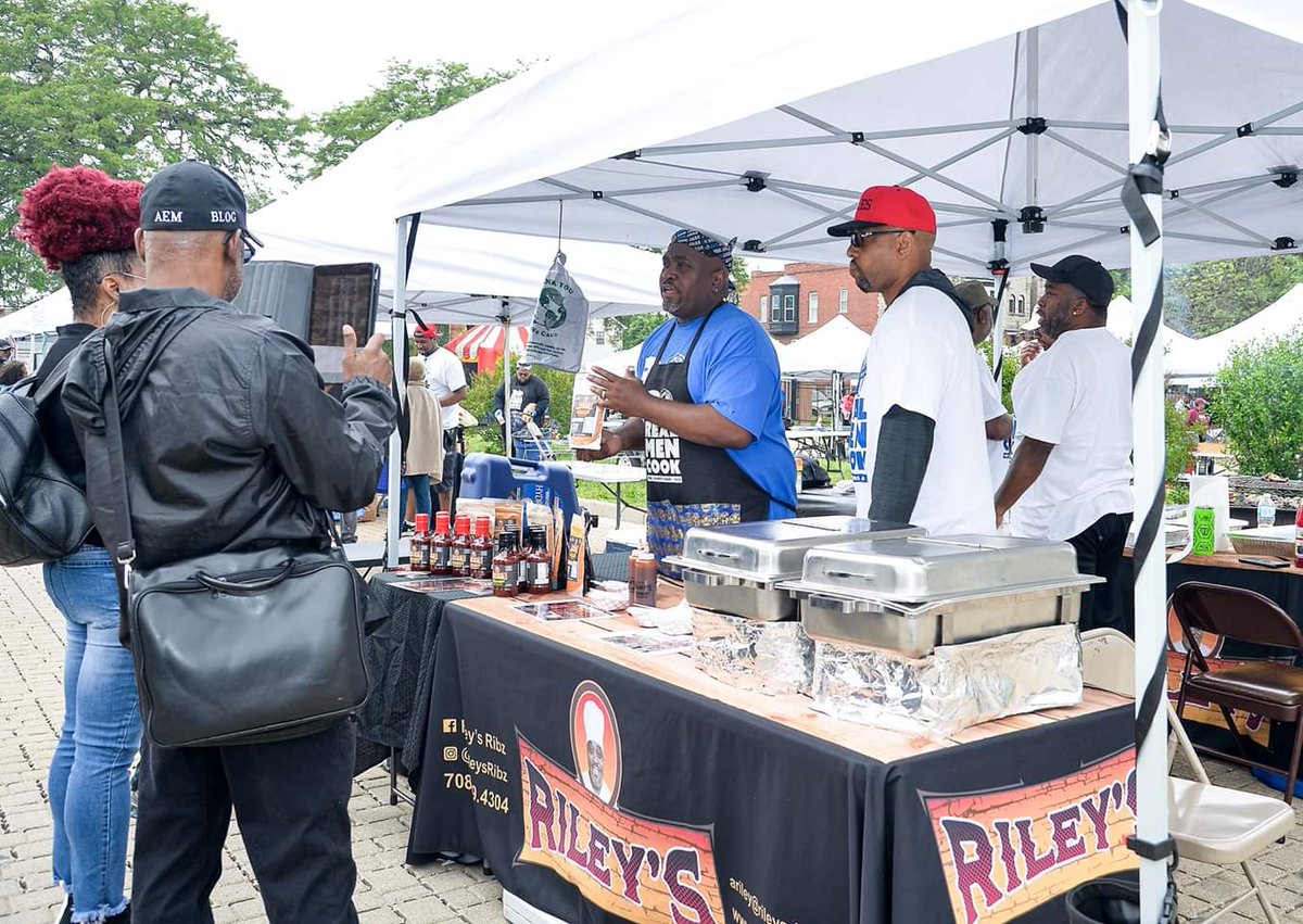 BlackBFly7's tweet image. @blackbloggerschicago  interviewing @rileysribz! His sauce and seasonings... 😋. AHHHMAZZINGGG!
You can catch Antonio Riley of Riley's Ribz interview in my recap this week!

Photo Credit: Parthenia Luke

#lipsmacking #yum #food #bbq #RealMen30