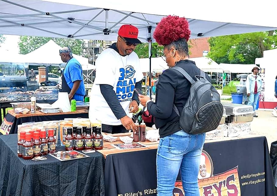 BlackBFly7's tweet image. @blackbloggerschicago  interviewing @rileysribz! His sauce and seasonings... 😋. AHHHMAZZINGGG!
You can catch Antonio Riley of Riley's Ribz interview in my recap this week!

Photo Credit: Parthenia Luke

#lipsmacking #yum #food #bbq #RealMen30