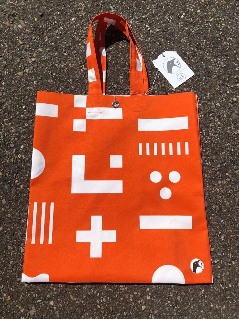 👜👝 Heb jij al een Koningsdagtas of portemonnee gescoord? De producten, te koop in de pop-up store Oud Nieuws aan de Arnhemsestraat 31, zijn gemaakt van de banierstof die zichtbaar was op de dranghekken tijdens <a href="/koningsdag033/">Koningsdag Amersfoort</a>. Meer info: bit.ly/2XWEcrR.