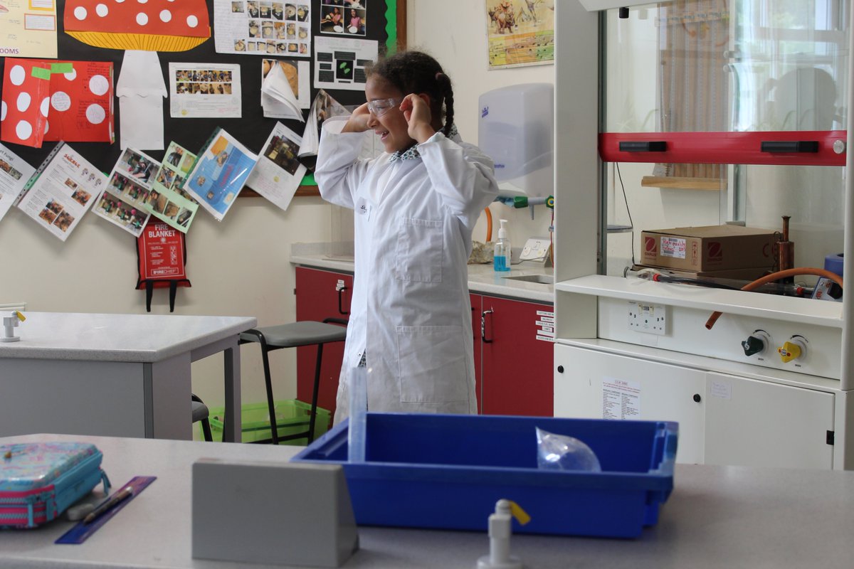 Y3's first day in the science lab experimenting with vinegar and bicarbonate of soda - will the bag pop? <a href="/BritSciAssoc/">British Science Association</a> <a href="/RoySocChem/">Royal Society of Chemistry</a> <a href="/iapsuk/">IAPS</a> #sevenoaks #kent #orpington #tonbridge #otford #independentschools