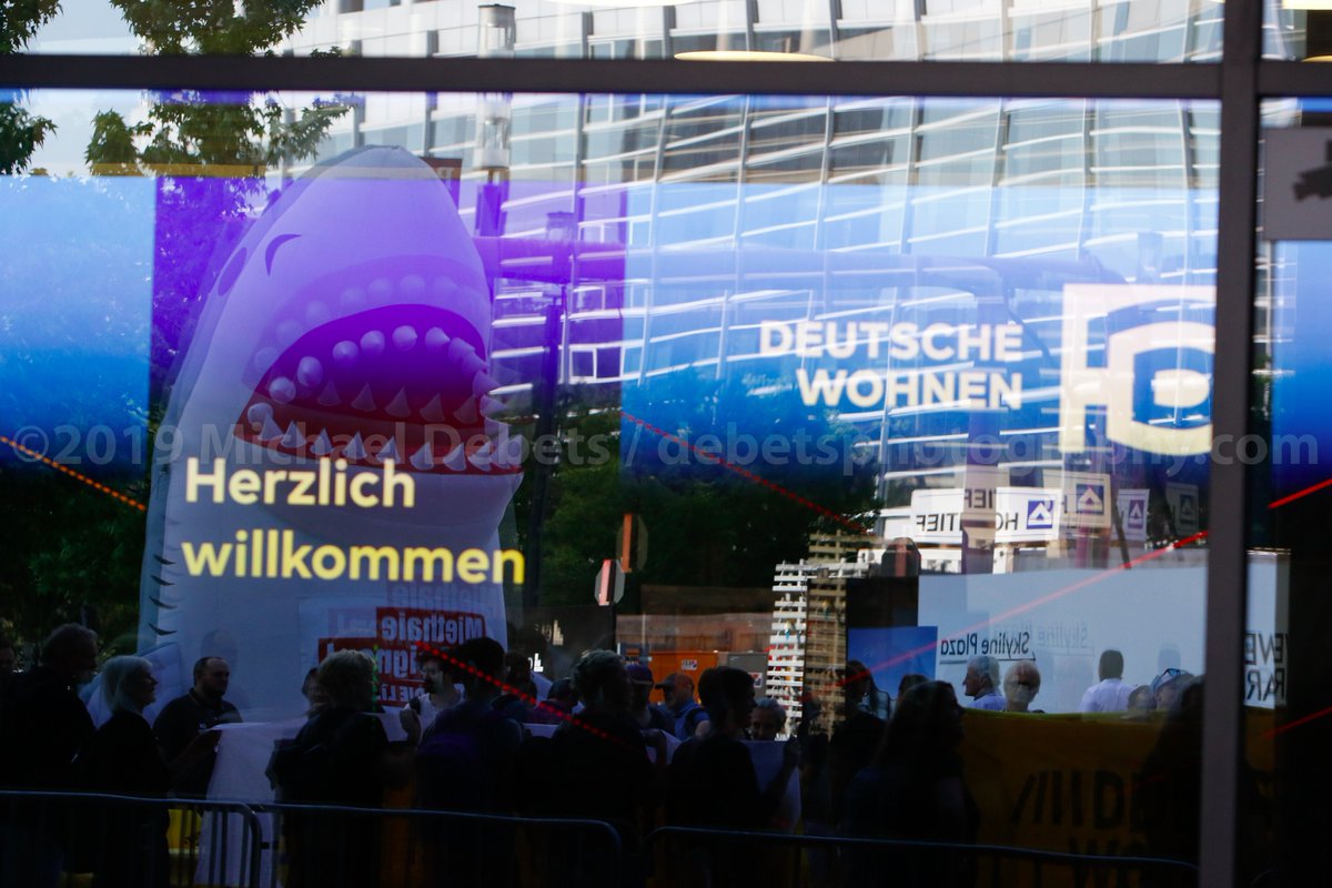 MichaelDebets's tweet photo. 18 June 2019 Impressions from the housing protest in #Frankfurt / Eindrücke von der #Mietenwahnsinn Demo in Frankfurt. More pictures at / Mehr Bilder bei https://t.co/m1xvbAdPYN https://t.co/R9QDhH7ukt