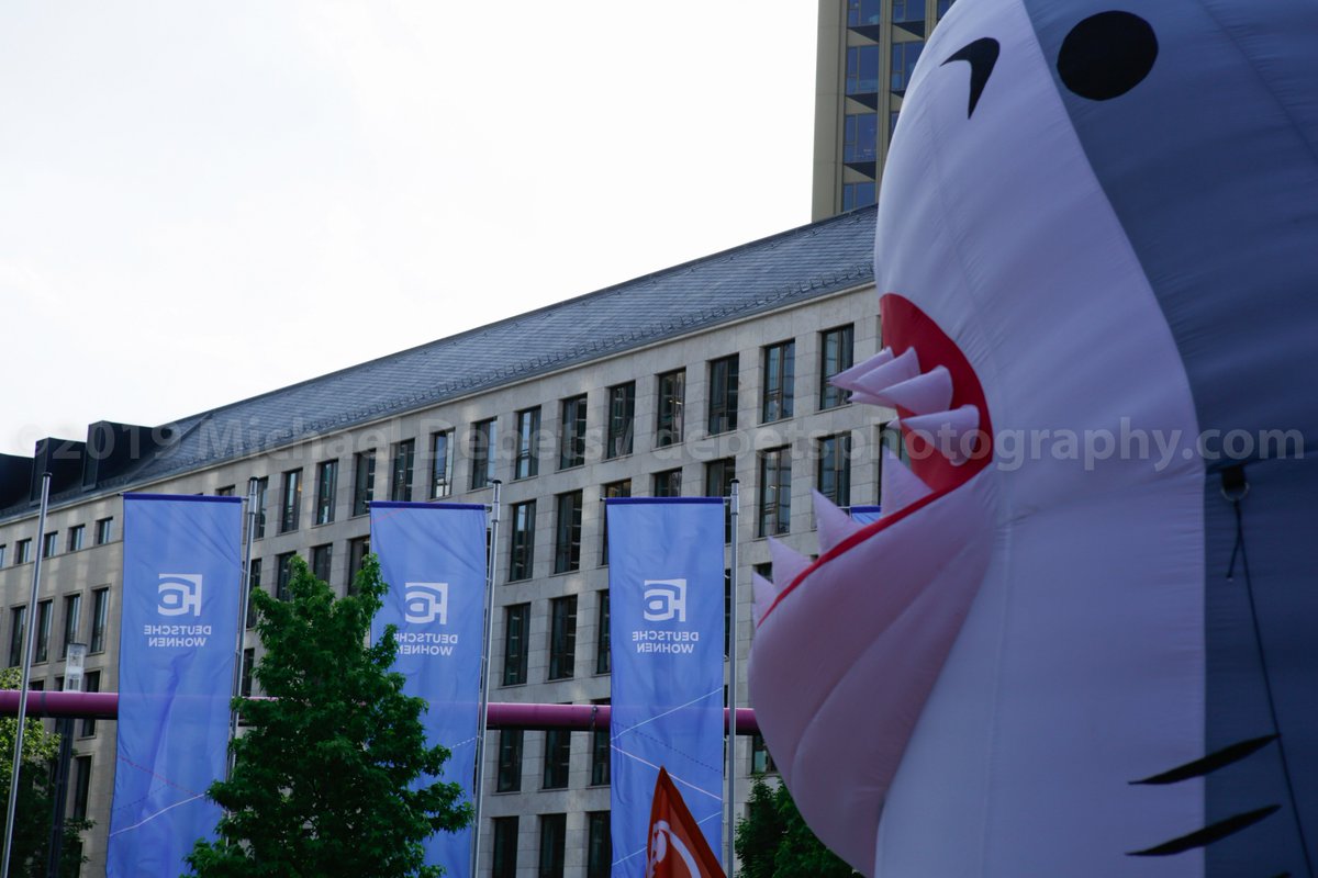 MichaelDebets's tweet photo. 18 June 2019 Impressions from the housing protest in #Frankfurt / Eindrücke von der #Mietenwahnsinn Demo in Frankfurt. More pictures at / Mehr Bilder bei https://t.co/m1xvbAdPYN https://t.co/R9QDhH7ukt