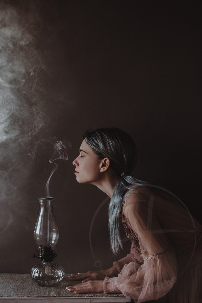 Carmen_Hache's tweet photo. Cortinas de humo ... y detrás, todas nuestras realidades. 

Con Irene Heiwa

#fotografiaderetrato 
#soulportrait https://t.co/nz5kJedjIX