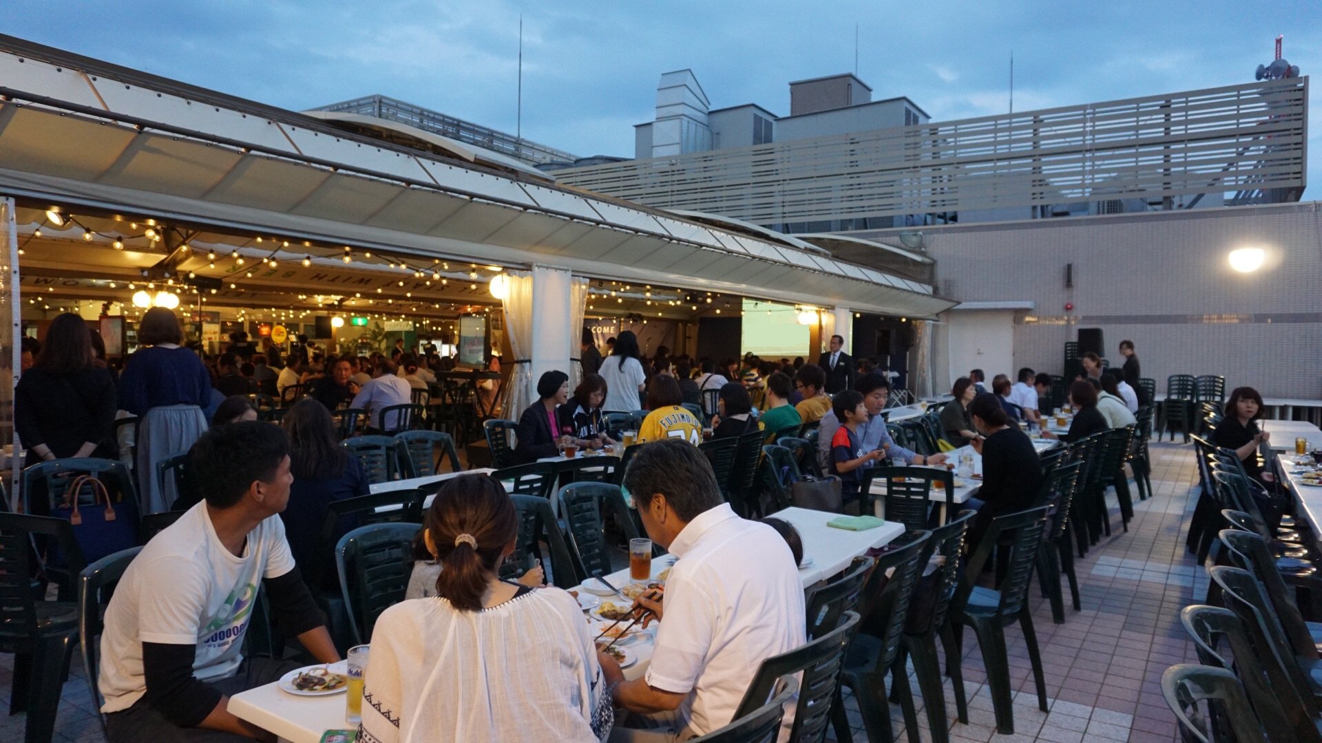 日本生命 パブリックビューイングを開催 日本生命徳島支社では 6月11日に 鳴門市出身の 里崎智也 さんをゲストコメンテーターに迎え 福岡ソフトバンクホークス Vs 阪神タイガース の試合のパブリックビューイングを開催しました セパ交流