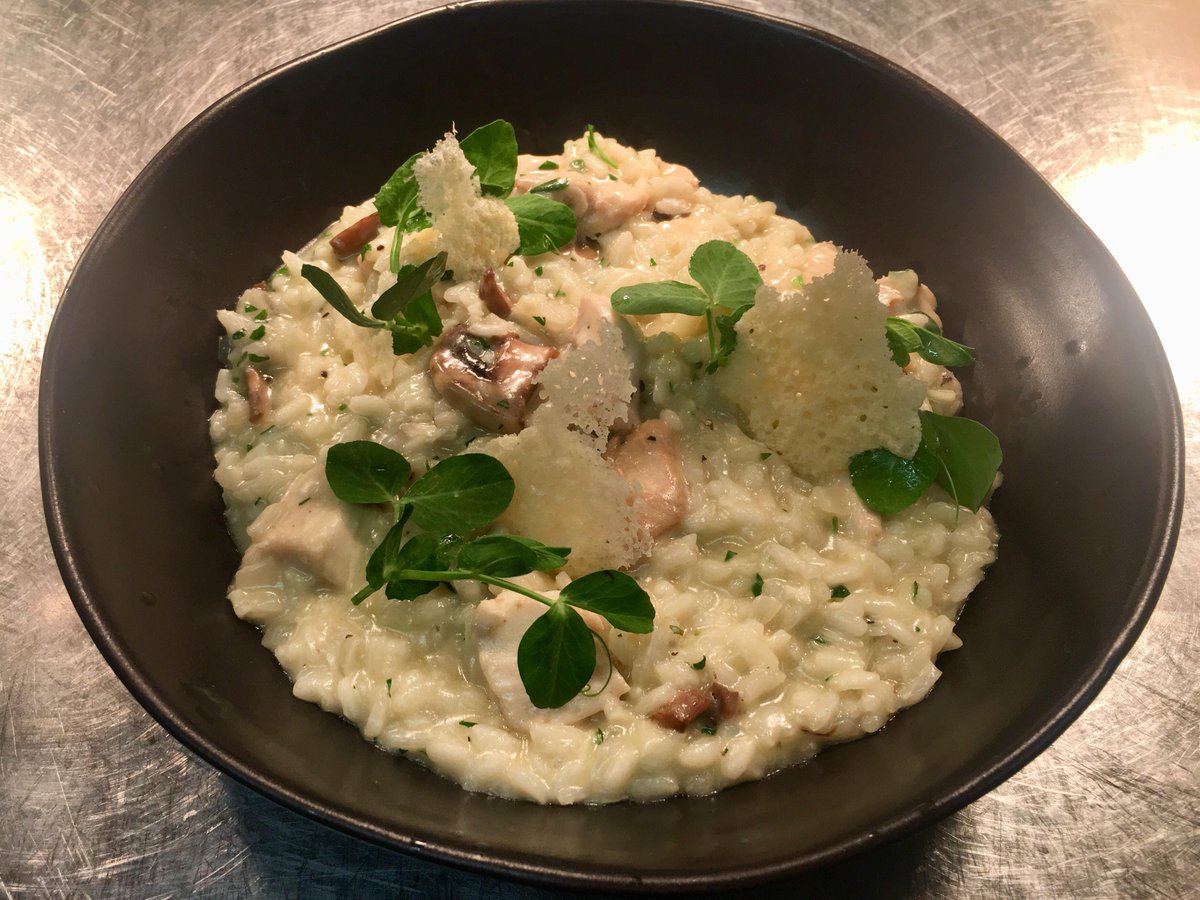 Its a big show <a href="/MatildaMusical/">Matilda The Musical</a> <a href="/mayflower/">Mayflower</a> #MatildaOnTour book your table as we''re filling up quick <a href="/Gustolounge1/">Gusto Lounge</a> gustolounge.co.uk or just pop into the bar for a pre drink, happy hour from 4-6pm, and if you're bringing the kids we have a fresh new kids menu!