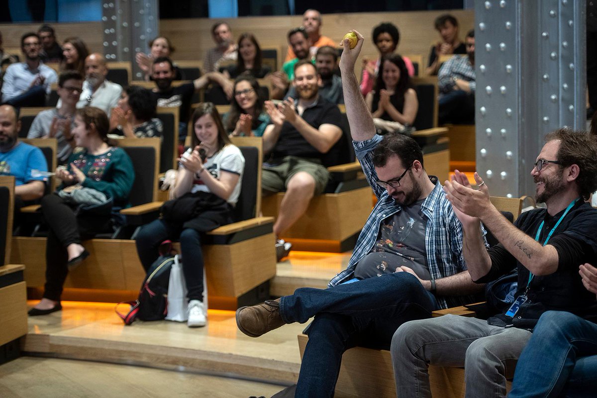 JD_Scriptor's tweet photo. @SalvaEspin me acaba de pasar mi momento de gloria en el @EspacioFTef durante su master class de #Deadpool.
Moríos de envidias ***rones, tengo un #LimonPool y vosotros no. :P https://t.co/p4J1O4zlZb