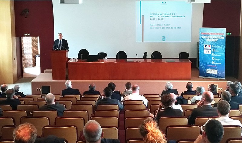 IHEDN's tweet photo. "Terminé barre et machines" pour la 4e #SN_ESM de l'@IHEDN
Que le temps est passé vite pour les 36 auditeurs de la 4e Session nationale « Enjeux et stratégies maritimes » depuis leur 1ère escale parisienne et le colloque d’ouverture de septembre 2019.
▶️https://t.co/hvjpPY4dT4 https://t.co/w62hFmvROv