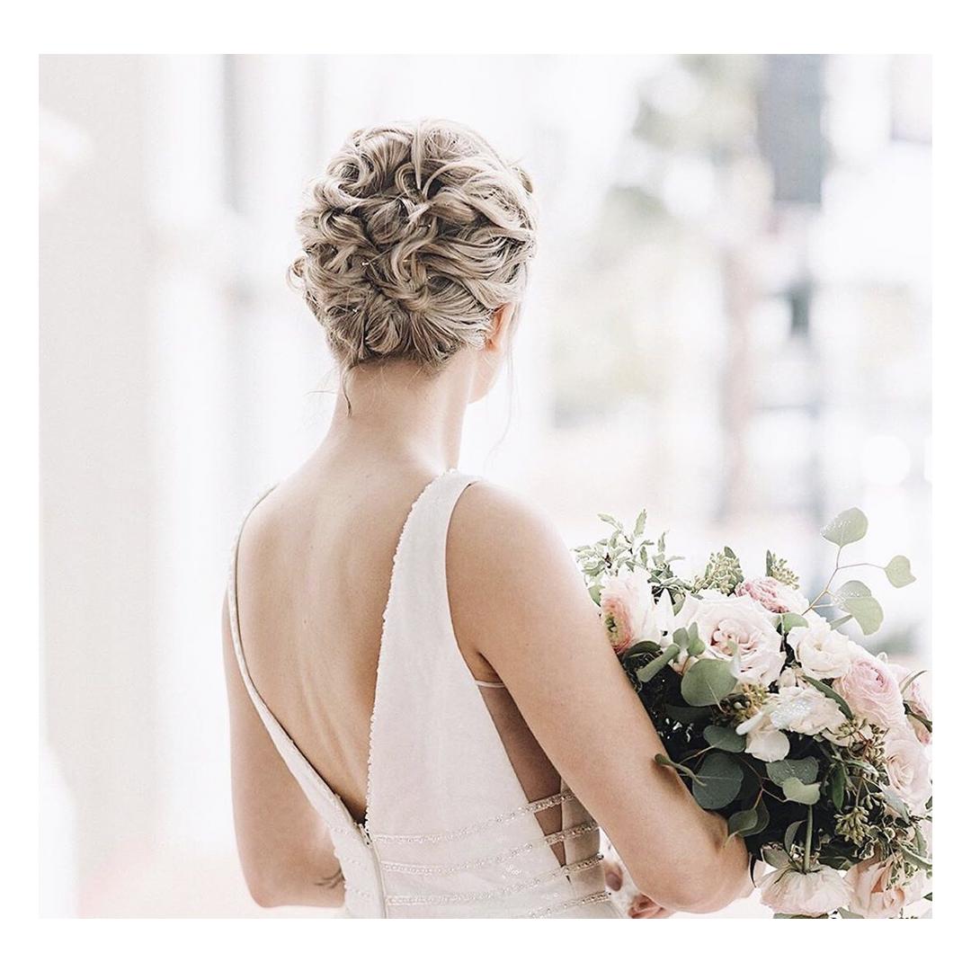 ¡Nos encantan los recogidos de novia! 👰🏻
Tengas el pelo largo, corto, liso, rizado…los productos de Leonor Greyl son perfectos para peinados tan bonitos y elegantes como este.
#LeonorGreyl #peinado #recogido #looknovia #recogidonovia #boda #style #bride