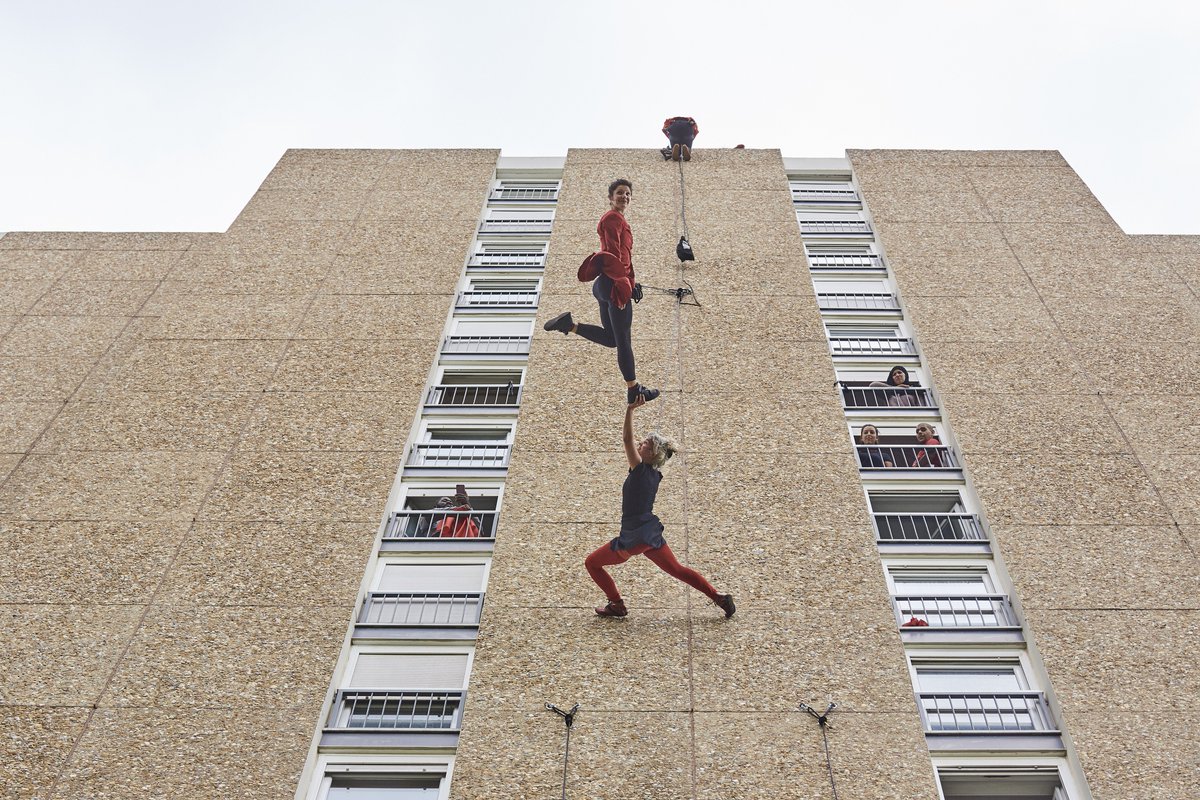 La #SeineSaintDenis comme vous ne l'avez jamais vue ! 
C'était aux Lilas, quartier des Sentes dans le cadre du festival <a href="/Regardneuf3/">Regard neuf 3</a> ! Danse acrobatique de la Cie Les têtes bêches ! 
Crédits photo: Bruno Lévy